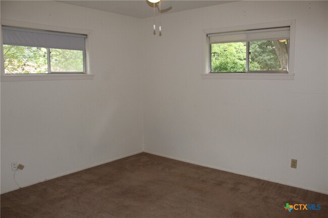Building Photo - 525 Beverly Ln
