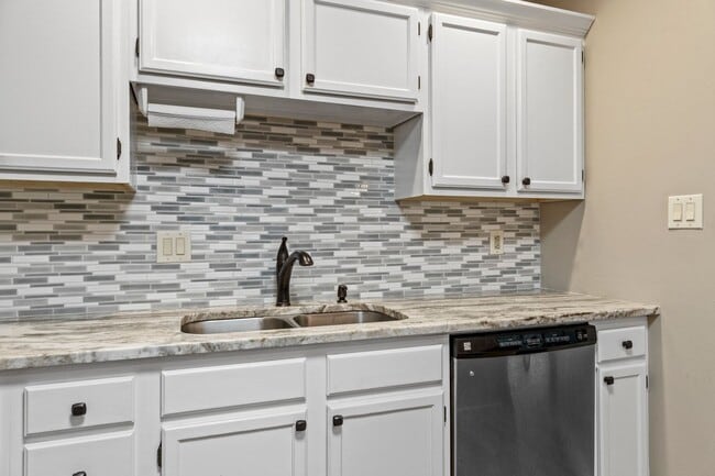 Building Photo - Updated home in convenient location!!