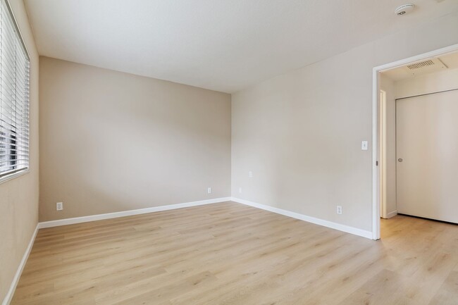 Building Photo - Bottom Floor 1 Bedroom Condo in the Benici...