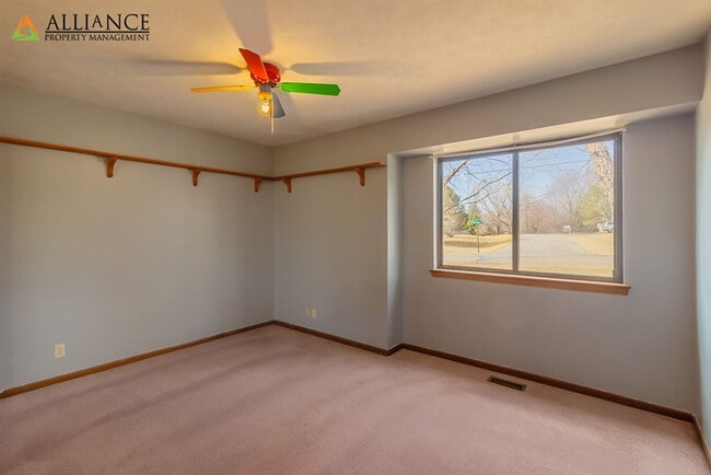 Building Photo - Amazing, Spacious Home! Pet Friendly!
