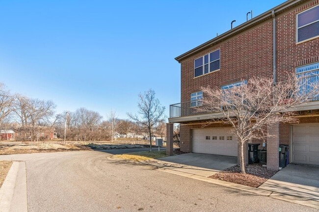 Building Photo - 731 Mercer St