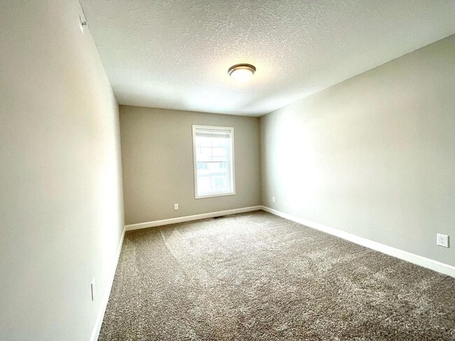 Building Photo - 10948 Yalta St NE