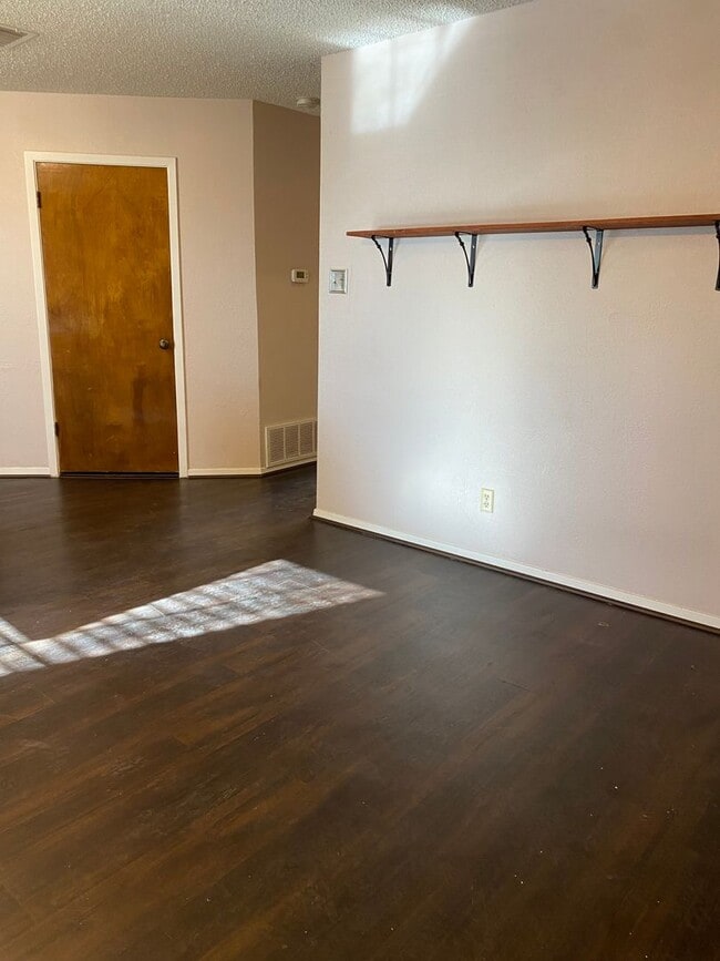 Building Photo - SPACIOUS 3 bedroom 2 bath Townhome COMING SOON!