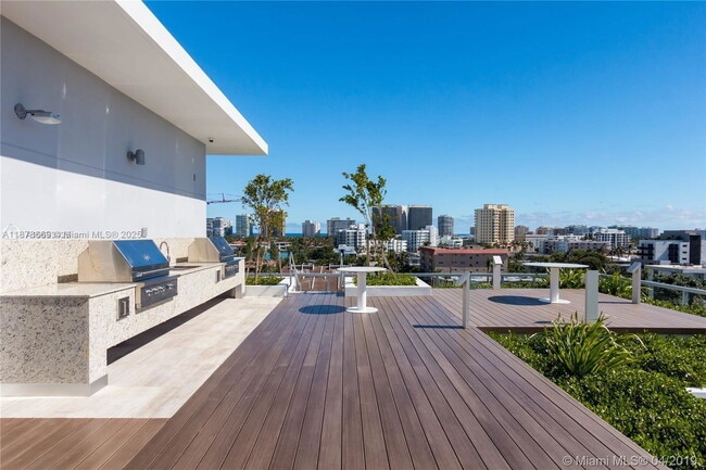 Building Photo - 9940 W Bay Harbor Dr