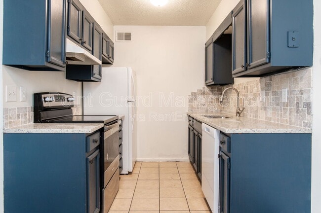 Building Photo - 1800 E 1st St N