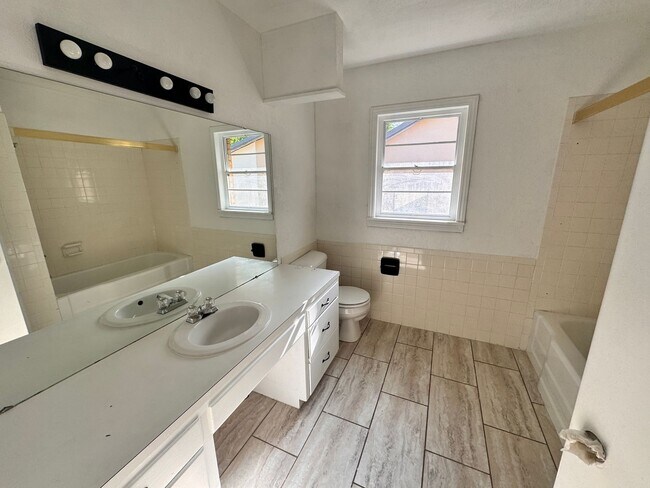Building Photo - 4 Bedroom Updated Spacious Home!