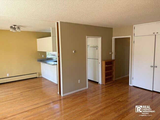Building Photo - Sunny 2 bedroom in Mark Twain Building