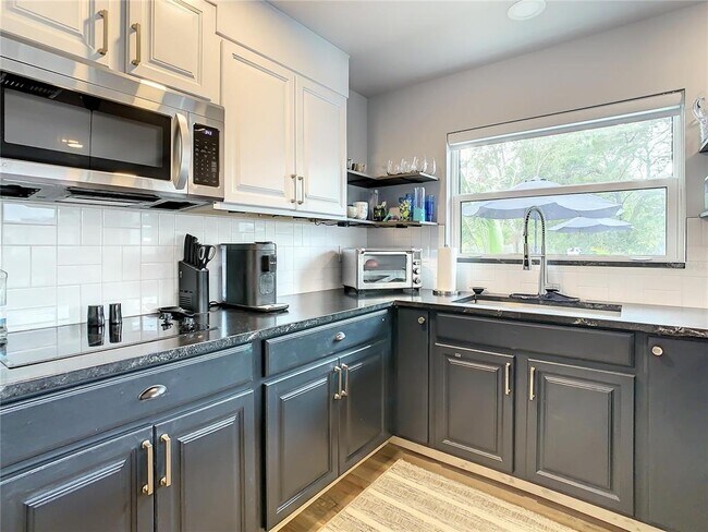 Building Photo - 1851 Royal Oak Pl E