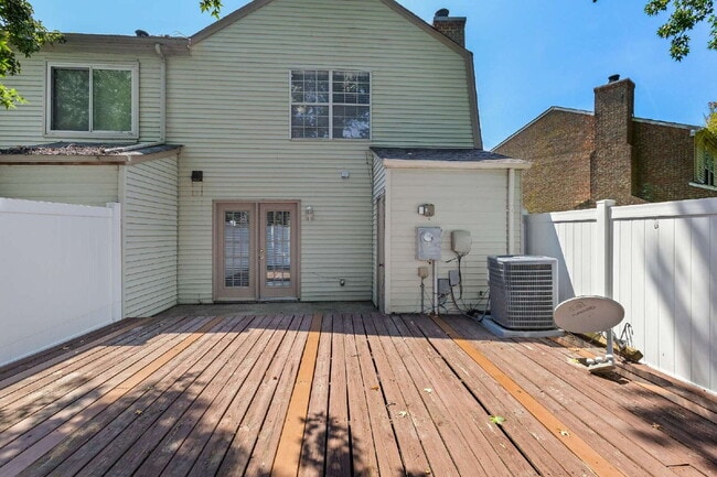 Building Photo - Churchland Townhouse