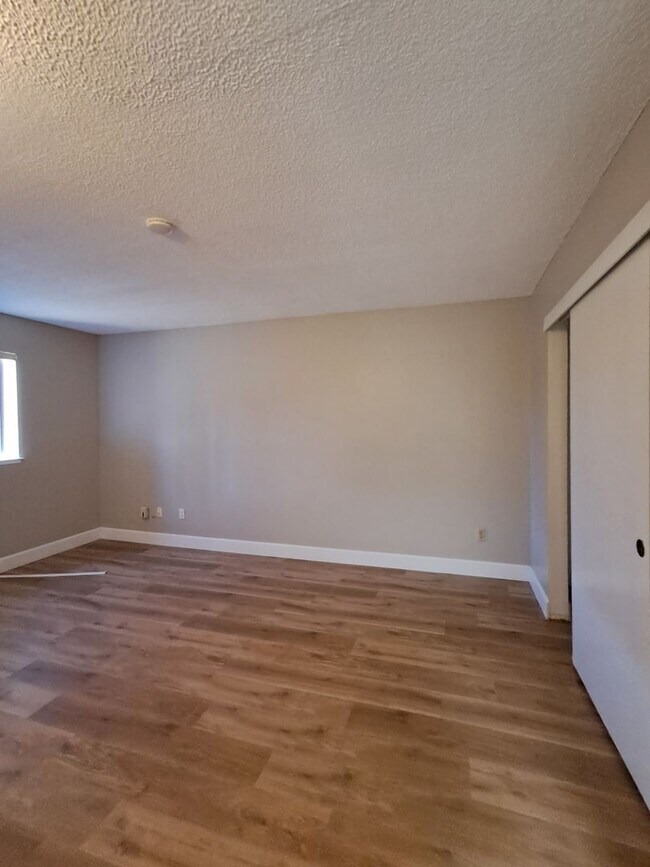 Building Photo - Roseville 2 Bedroom Duplex, New Carpet, Central Heat and Air, Large Fenced Yard