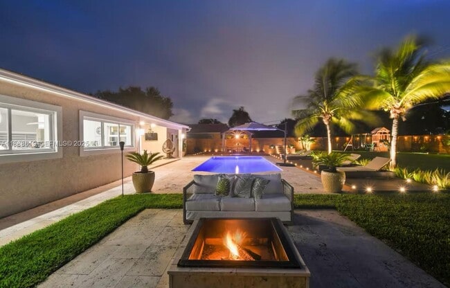 Building Photo - 7101 W Lake Dr