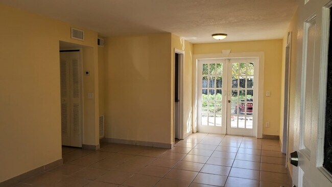 Building Photo - 2411 Nansen Ave