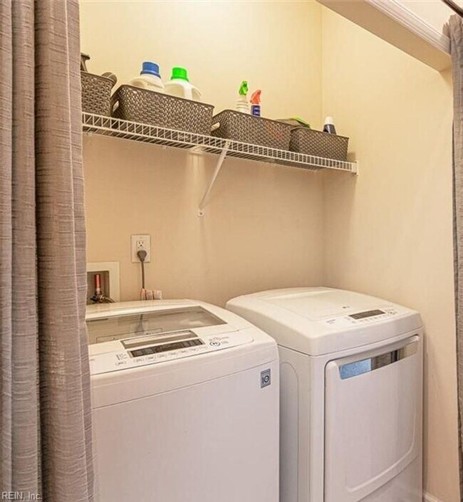 Building Photo - Gorgeous Tri-Level Condo