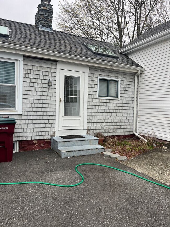 Building Photo - Sunny 2 Br / 1 BA Apartment in quiet area of Middleboro