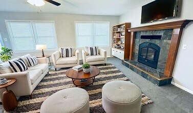 Building Photo - Single-Family Home with Large Yard in Lee's Summit, MO. **Move-In Special Bonus**