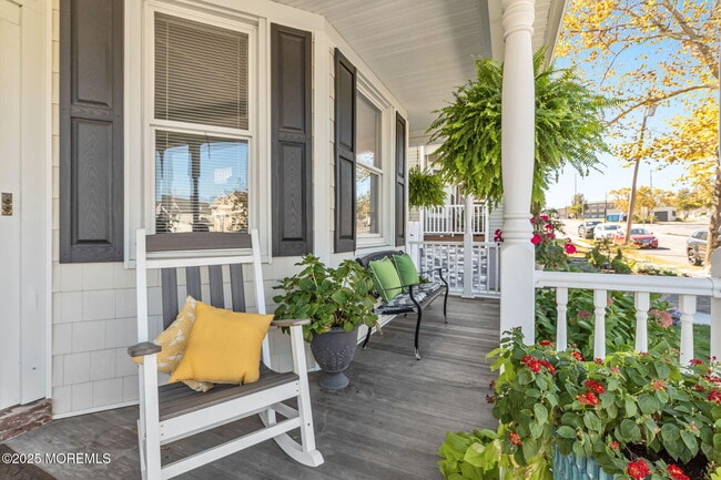 Building Photo - 353 Main St