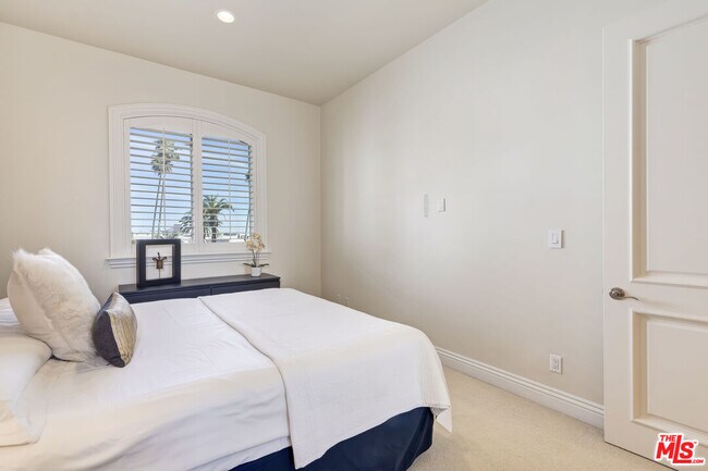 Building Photo - 132 S Maple Dr