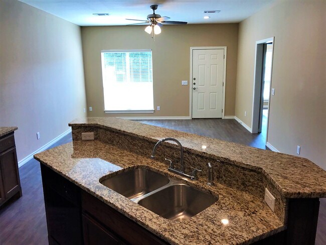 Building Photo - 617 Pecan Ct