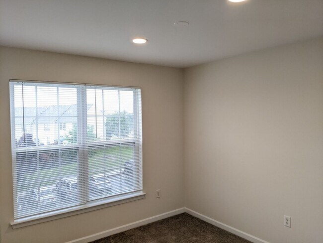 Building Photo - Completely Renovated Townhouse in convenie...