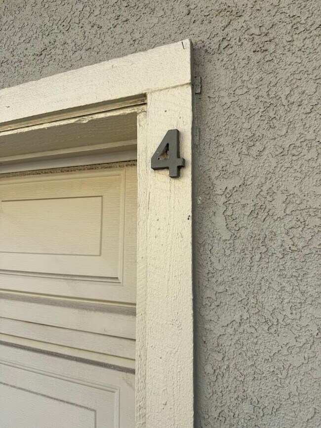 Building Photo - Beautiful 3 Bedroom 2 1/2 Bathroom Granada Hills Townhouse! Must See! Ready For Move-In!