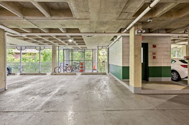 Building Photo - Luxurious 2 Bed 1 Bath Condo With Balcony ...
