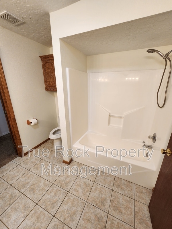 Building Photo - 628 W 22nd St