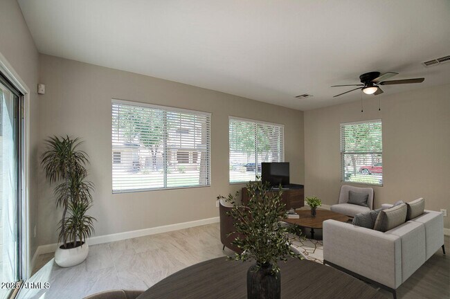 Building Photo - 1552 S Roadrunner Dr