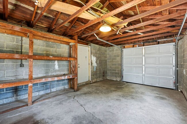 Building Photo - NEW LISTING! 2 BEDROOM HOME