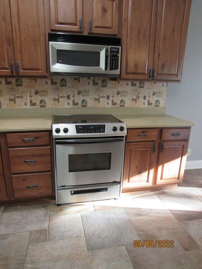 Building Photo - 4 bedroom duplex in Camdenton