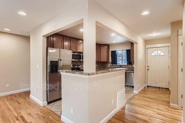 Building Photo - 2471 S Ivanhoe Pl