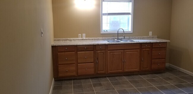 Building Photo - DL Benzer Properties, LLC-786 Burbridge