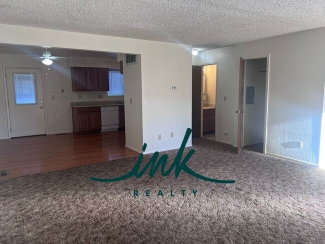 Building Photo - Lovely Gardnerville Townhome