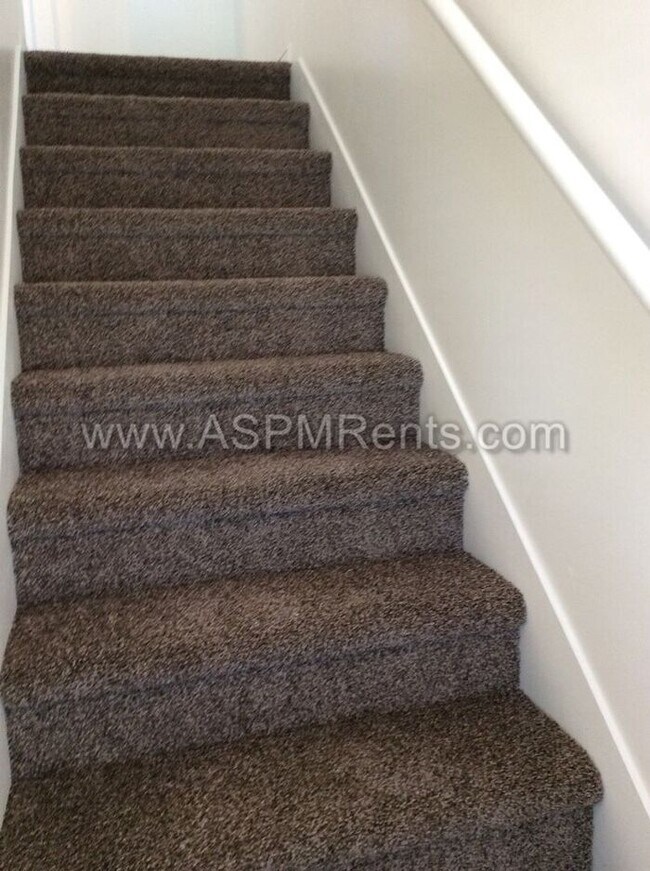 Building Photo - W Jordan Nice 3 Bed 2 Bath Townhome with pool