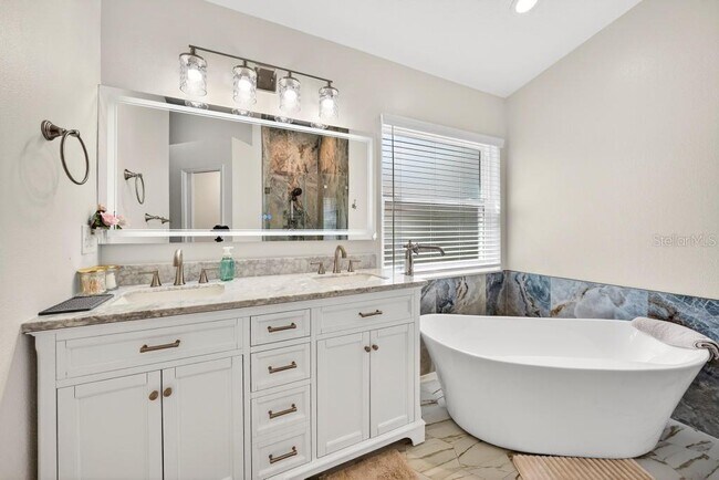 Building Photo - 5477 Glen Oak Pl