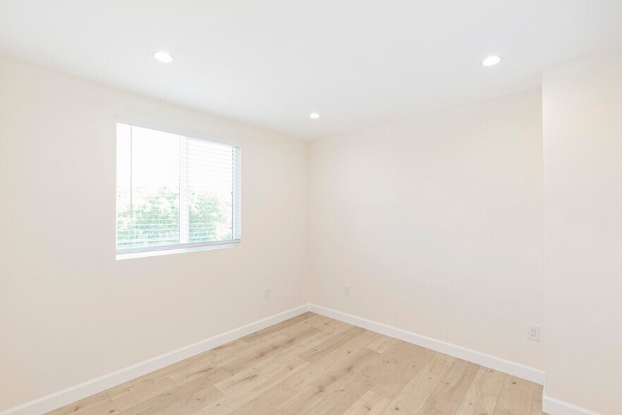 Building Photo - 15849 1/2 Malden St