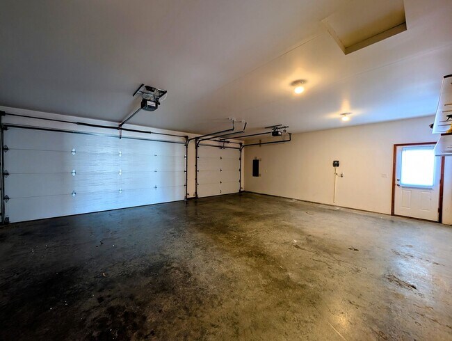 Building Photo - Residential Bliss: 3-Bedroom, 2-Bath w/ Ev...