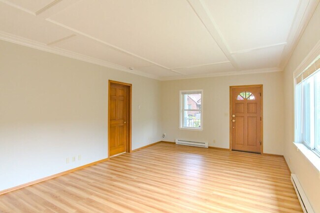 Building Photo - Spacious 1 bedroom Maple Leaf Bungalow w/AC!