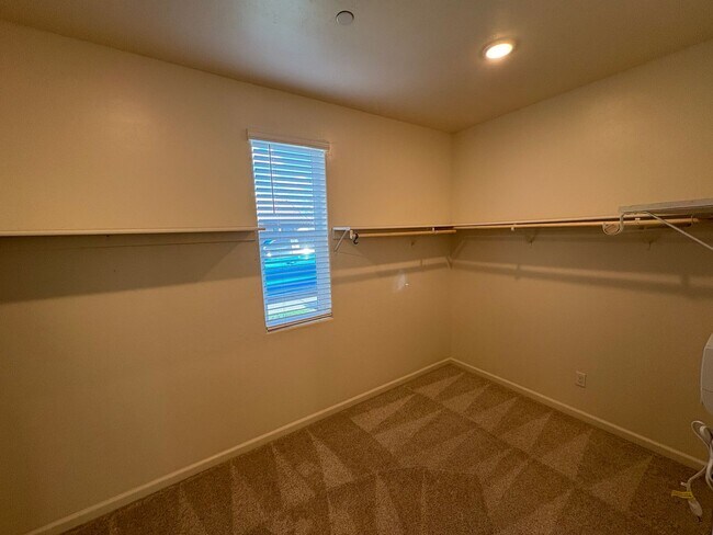 Building Photo - Beautiful home in a gated community Rent Ready!