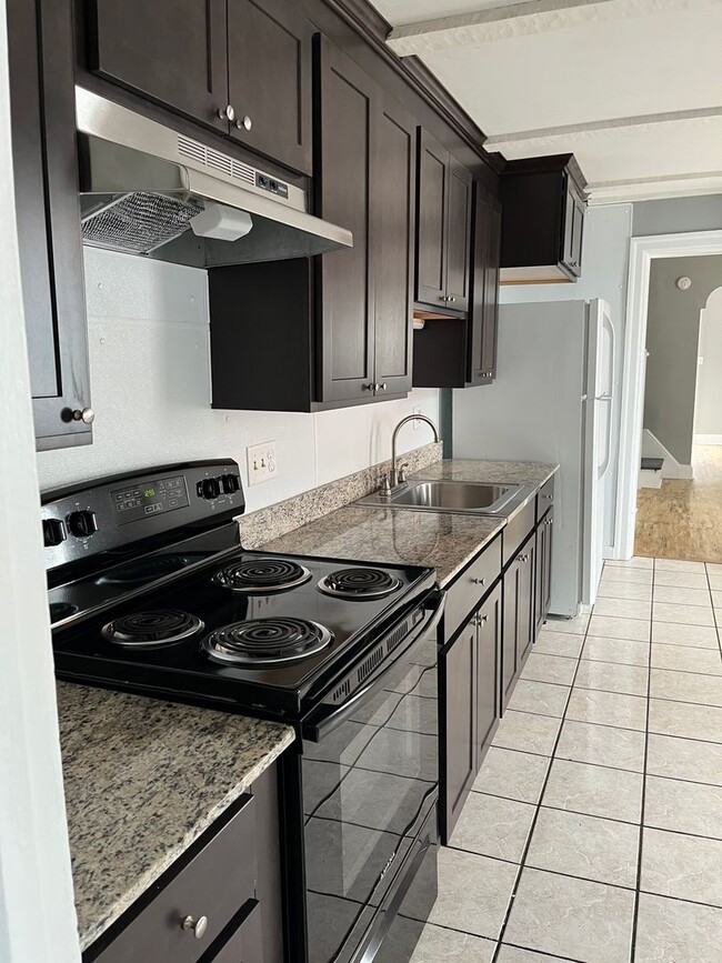 Building Photo - Beautiful 3-bedroom, 1.5-bathroom home in the heart of Lancaster!