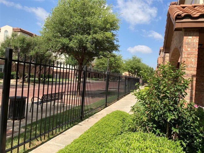 Building Photo - 2106 Main St