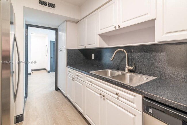 Building Photo - 9225 Collins Ave