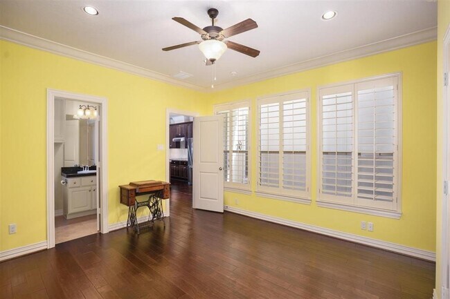 Building Photo - 2050 Palm Forest Ln