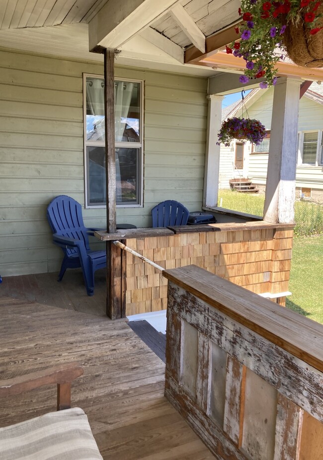 Additional seating on the front porch - 215-1/2 N Emmett