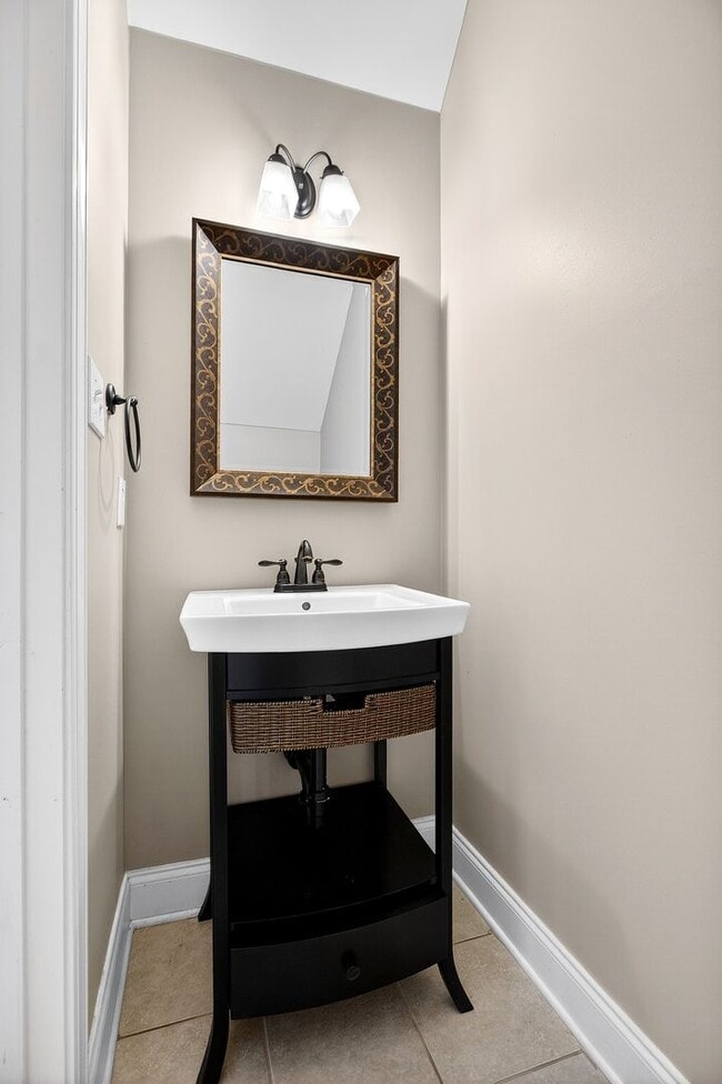 Building Photo - Luxury Size Townhome