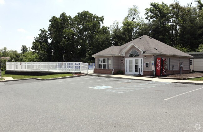 Primary Photo - Chestnut Pointe