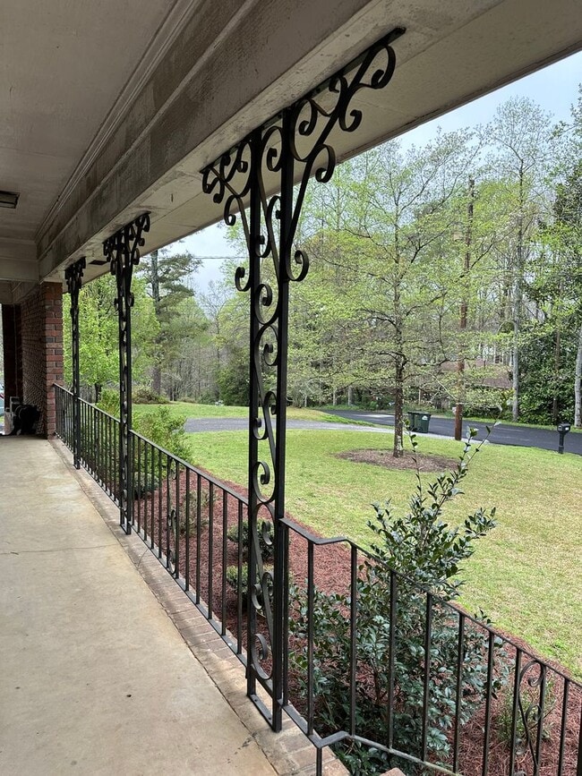 Building Photo - Large Home on the Eastside on a deadened street - Pre Lease