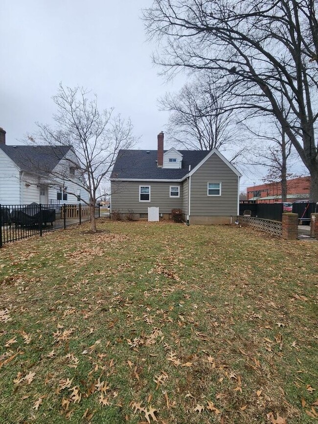 Building Photo - Beautiful and Spacious 3BR 2BA Home w/ Remodeled Kitchen • Patio & Fenced Yard in St. Matthews