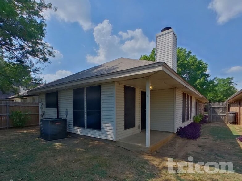 Building Photo - 1637 Woodhall Way