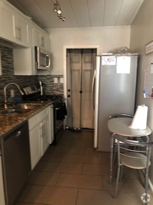 Building Photo - Adorable 2 bed 1 bath in IB with yard and ...