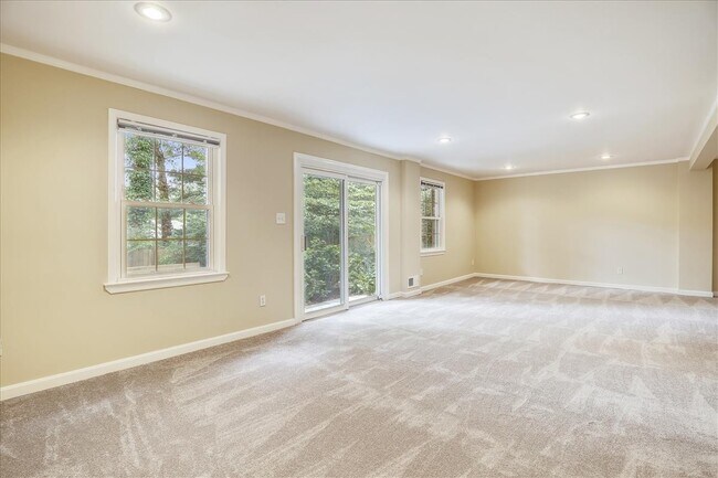 Building Photo - Beautiful 4 BR 3 BA home in quiet neighbor...